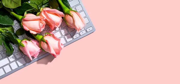 Computer keyboard with pink roses — Stock Photo, Image