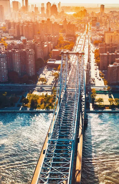 Williamsburg Bridge sobre o East River em Manhattan, NY — Fotografia de Stock