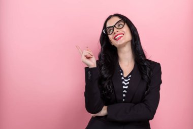 bir şeye işaret eden genç bir kadın