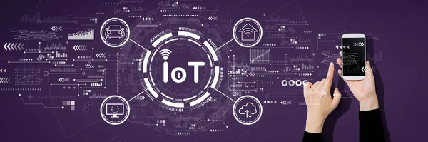 Тема IoT з людиною, яка використовує смартфон — стокове фото