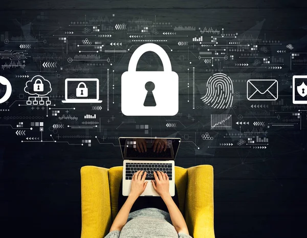 Internet netwerk security concept met persoon met behulp van een laptop — Stockfoto