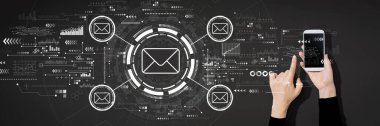 Akıllı telefon kullanan kişi ile e- posta kavramı