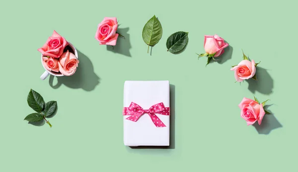 Dárková krabička s růžovými růžemi nad hlavou — Stock fotografie