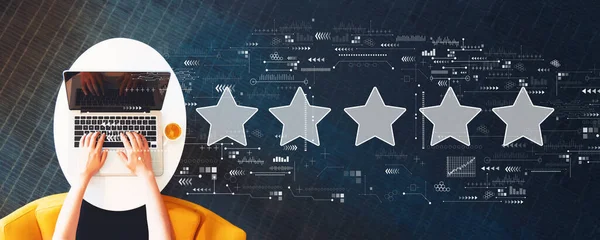 Dizüstü bilgisayar kullanan kişi ile yıldız konsepti derecelendiriliyor