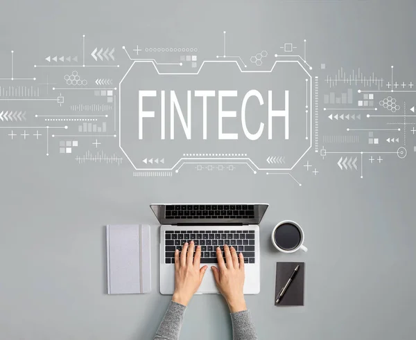 Bilgisayarı kullanan kişi ile Fintech kavramı — Stok fotoğraf