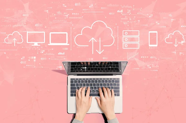 Cloud computing met persoon die laptop gebruikt — Stockfoto