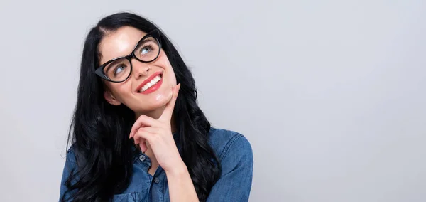 Jovem mulher em uma pose pensativa — Fotografia de Stock