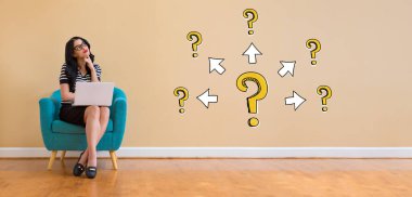 Büyük ve küçük soru işaretleri ve dizüstü bilgisayar kullanan bir kadının okları.