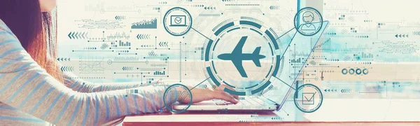 Vliegticket boeking concept met vrouw die werkt op een laptop — Stockfoto