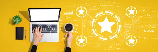 Rating ster concept met persoon met behulp van laptop computer — Stockfoto