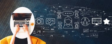 Bir dizüstü bilgisayar kullanan kişi ile sosyal medya teması