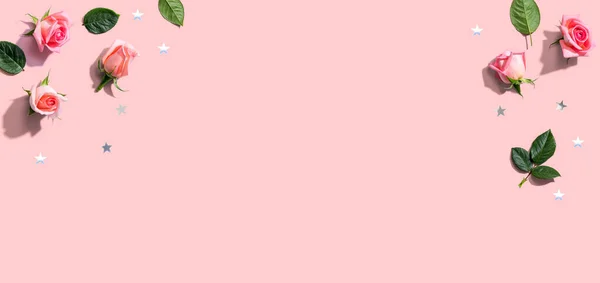 Rosa rosor med gröna blad ovanifrån vy — Stockfoto