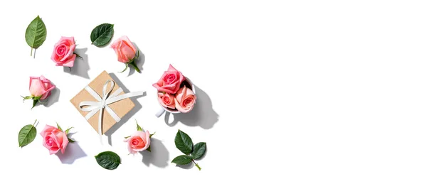 Подарочная коробка с розовыми розами — стоковое фото