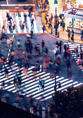Yayalar çapraz Shibuya Scramble yaya geçidi, Tokyo, Japonya