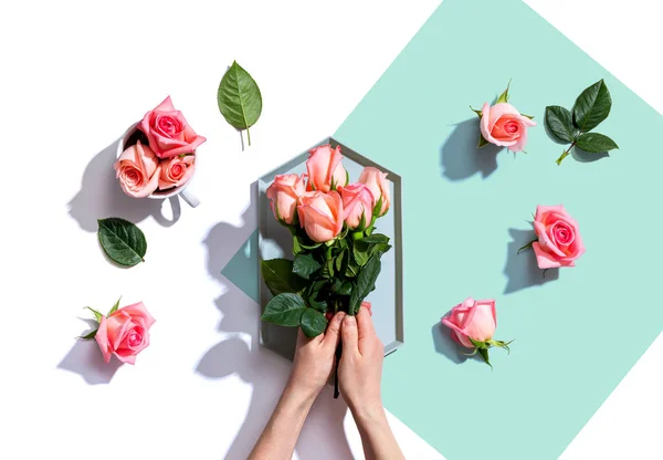 Vrouw met roze rozen boven het hoofd uitzicht — Stockfoto