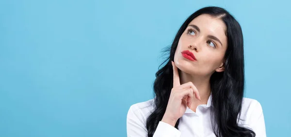 Mujer joven en una pose reflexiva —  Fotos de Stock