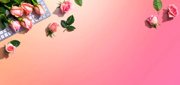 Computer keyboard with pink roses — Stock Photo, Image