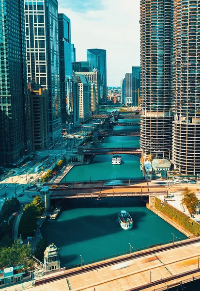 Fiume Chicago con barche e traffico — Foto Stock