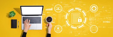 Dizüstü bilgisayar kullanan kişi ile veri koruma kavramı