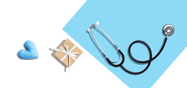 Stethoscope ajándékkal és szívpárnával — Stock Fotó