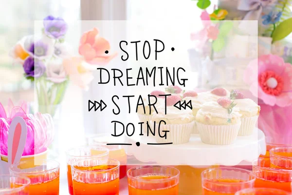 Pare de sonhar começar a fazer mensagem com mesa de sobremesa — Fotografia de Stock