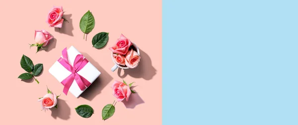 Geschenkkarton mit rosa Rosen über dem Kopf — Stockfoto