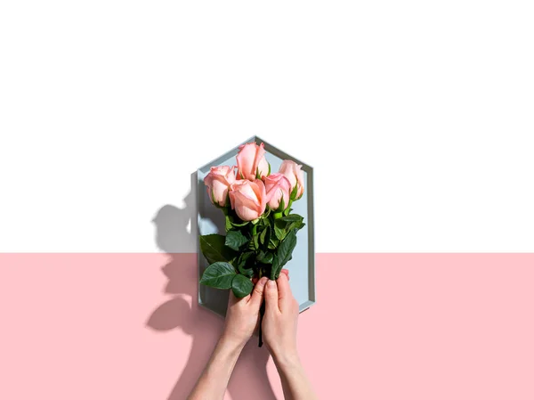 머리 위로 분홍색 장미를 들고 있는 여자 — 스톡 사진