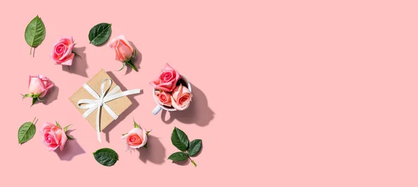 Cadeaudoosje met roze rozen bovenaanzicht — Stockfoto