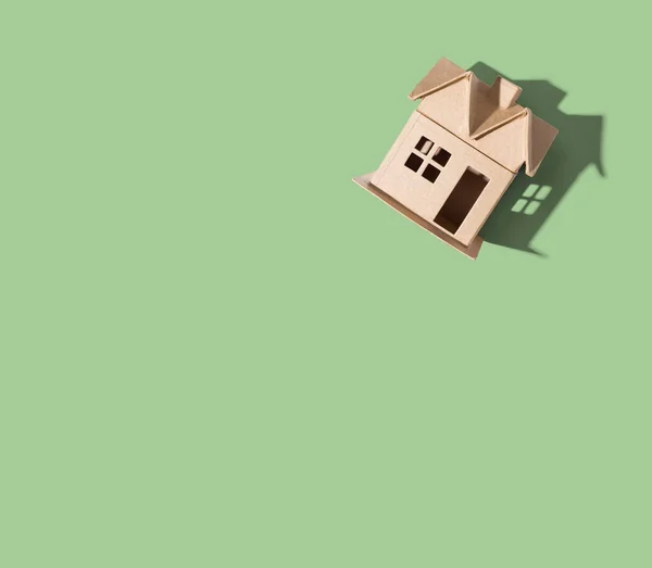 Kartonnen huis met slagschaduw — Stockfoto