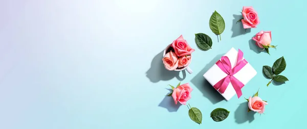 Caja de regalo con rosas rosadas vista aérea —  Fotos de Stock