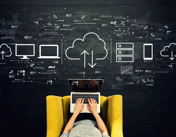 Cloud computing med person som använder en bärbar dator — Stockfoto