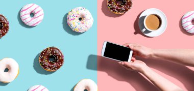 Akıllı telefon ve donut kullanan biri.