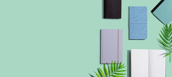 Colección de cuadernos con hojas tropicales — Foto de Stock