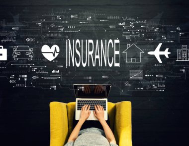Bilgisayarı kullanan kişinin sigorta konsepti