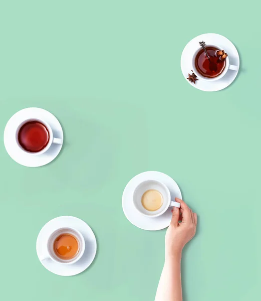 茶碗を持った女の手 — ストック写真