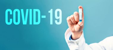 COVID-19 temalı, elinde laboratuvar şişesi olan bir doktor.