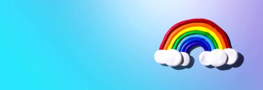 Gökkuşağı ve balçıktan yapılmış beyaz bulutlar