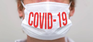 COVID-19 temalı koruyucu yüz maskesi takan kişi