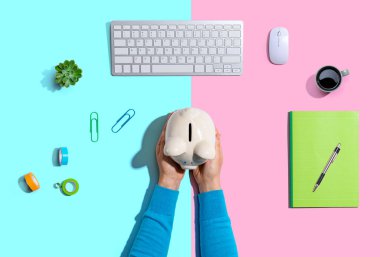 Kumbarası olan biri.