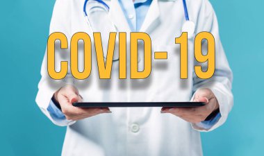 Tablet bilgisayar kullanan bir doktorla COVID-19 teması