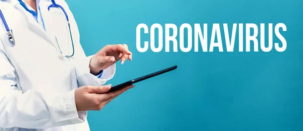Coronavirus thema met een arts met een tablet — Stockfoto