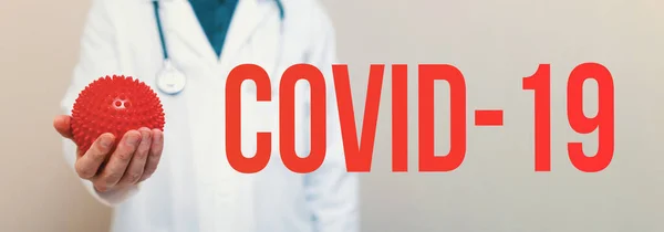 Тема COVID-19 з лікарем — стокове фото