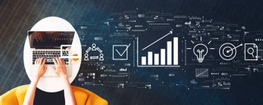 Bilgisayarı kullanan kişi pazarlama kavramı