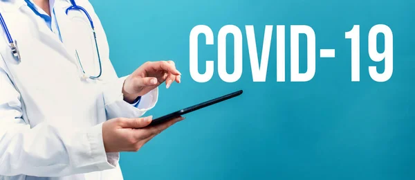 Θέμα COVID-19 με ένα γιατρό που χρησιμοποιεί ένα δισκίο — Φωτογραφία Αρχείου