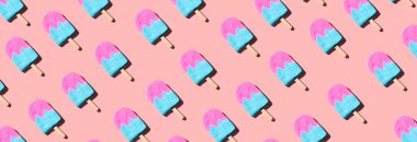 Gölgeli pembe ve mavi dondurmalar.