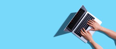 Dizüstü bilgisayar kullanan kişi