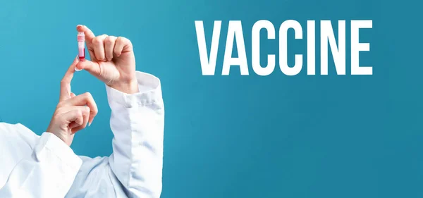 Тема вакцинації з лікарем, який тримає лабораторний флакон — стокове фото