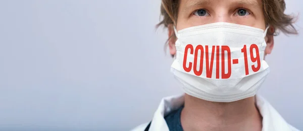 Θέμα COVID-19 με άτομο που φοράει προστατευτική μάσκα προσώπου — Φωτογραφία Αρχείου