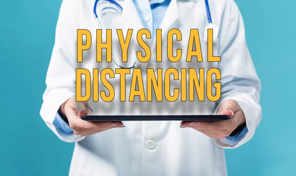 Θέμα φυσικής απόστασης με ένα γιατρό χρησιμοποιώντας ένα tablet pc — Φωτογραφία Αρχείου