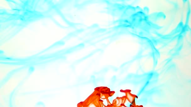 Goteo de tinta en el fondo abstracto del agua — Vídeos de Stock